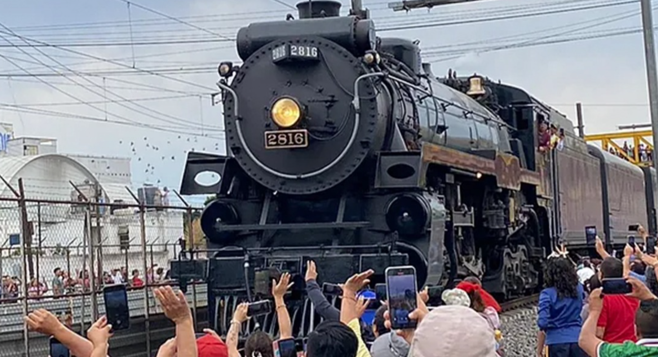 Muere mujer por tomarse una selfie con histórica locomotora